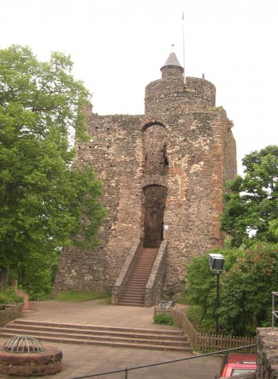 Tour du château de Saarburg.