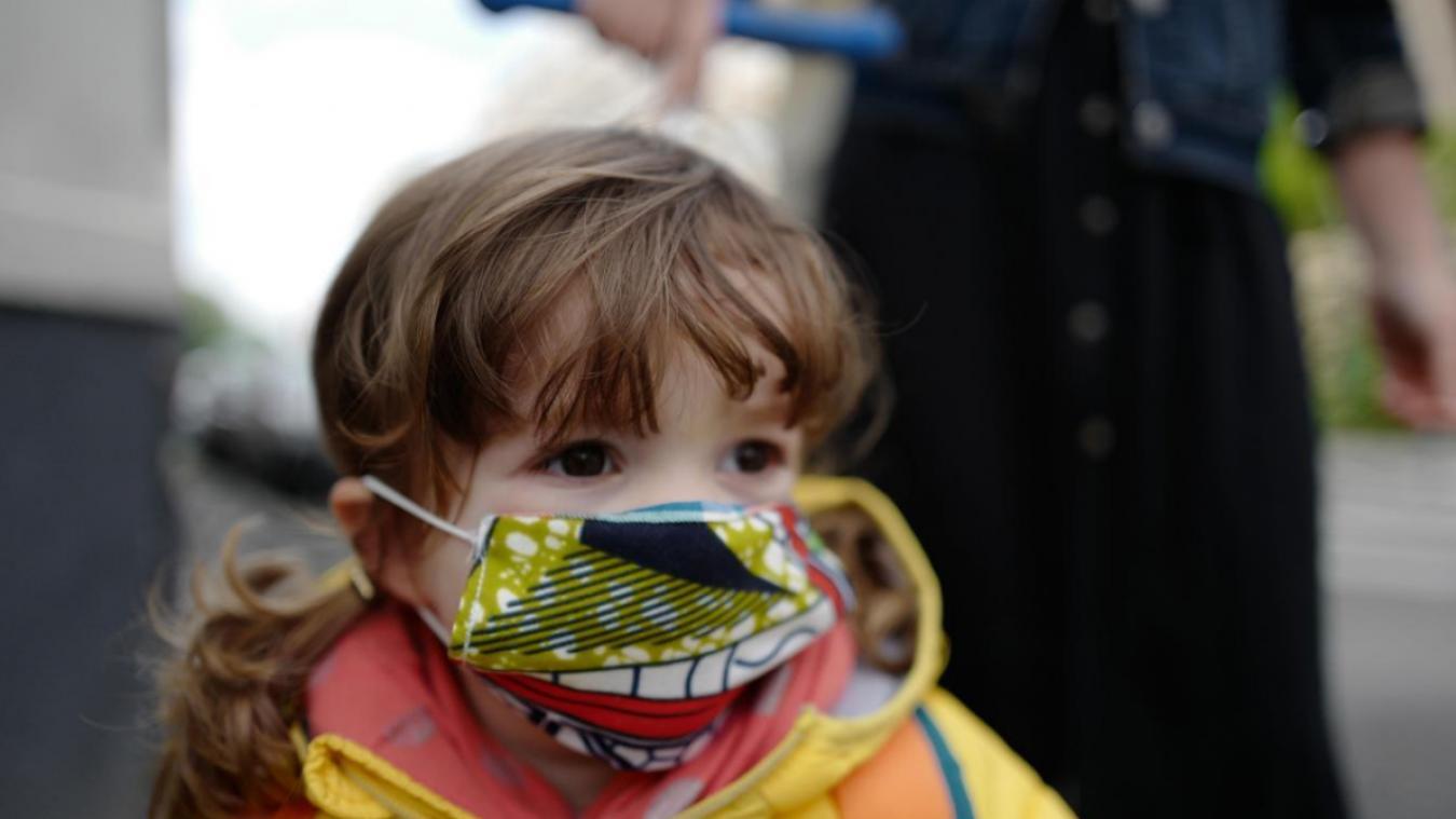 Enfant avec masque